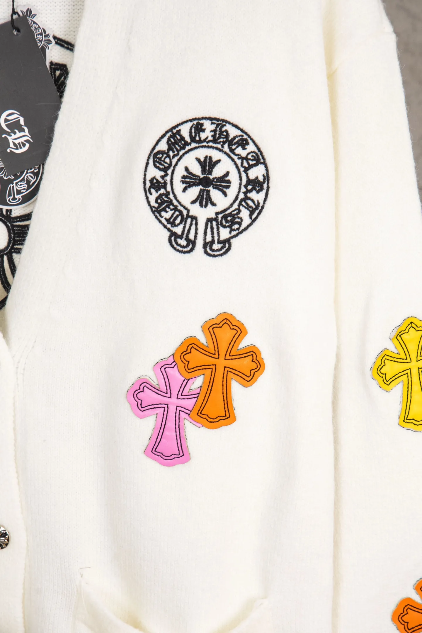 P260 -Chrome Hearts/Chrome Hearts Colorful cross leather cardigan jacket sweater. High weight, high density and high quality. The wool is soft, delicate and skin-friendly. It feels soft and silky. It has excellent warmth and skin-friendly properties. It is custom-woven and dyed without color difference. No matter the fabric or workmanship details, it is better than the ordinary version on the market. -The hardware and zipper accessories are all customized and full of details. Crow autumn and winter super heavy embroidery ➕ positioning leather label long-sleeved knitted cardigan lazy outer wear mid-length sweater -Colour: black white Size: S M L